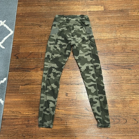 Fabletics Green Camo Leggings - Picture 5 of 6